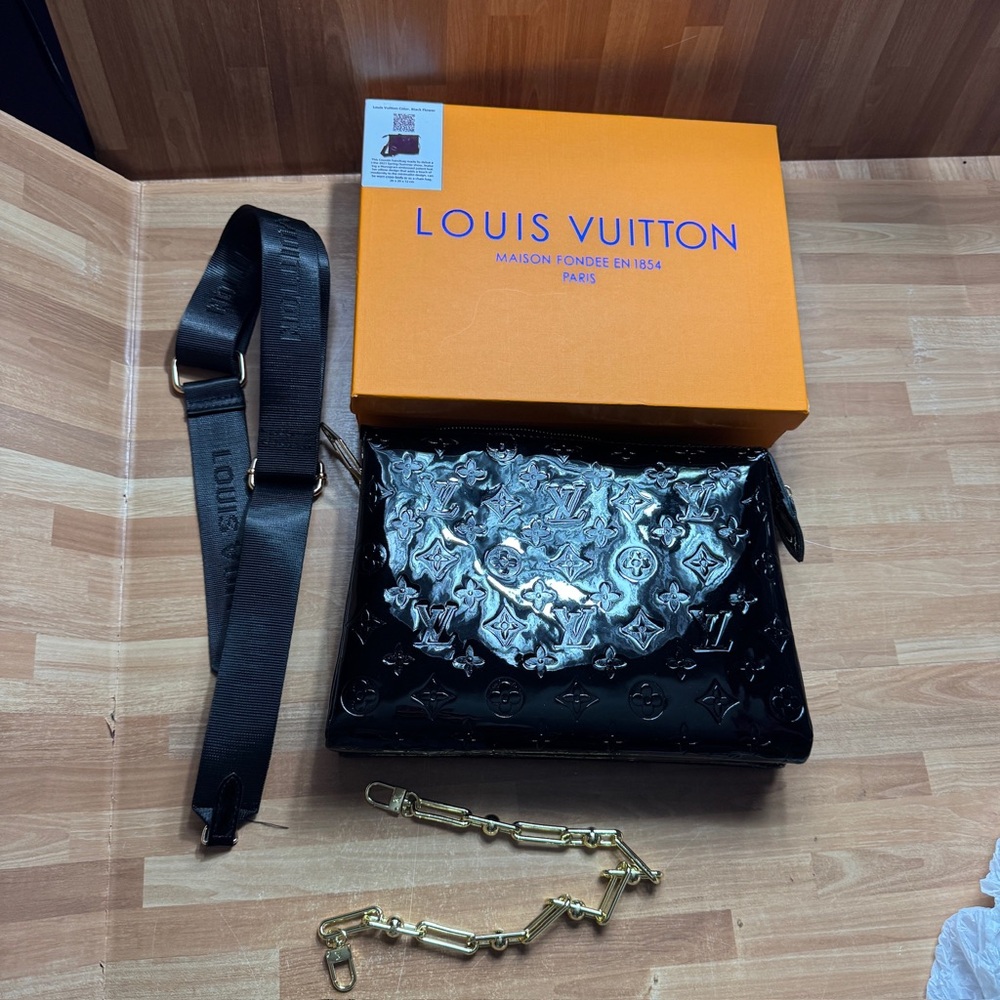 Black shiny purse with optional straps and box